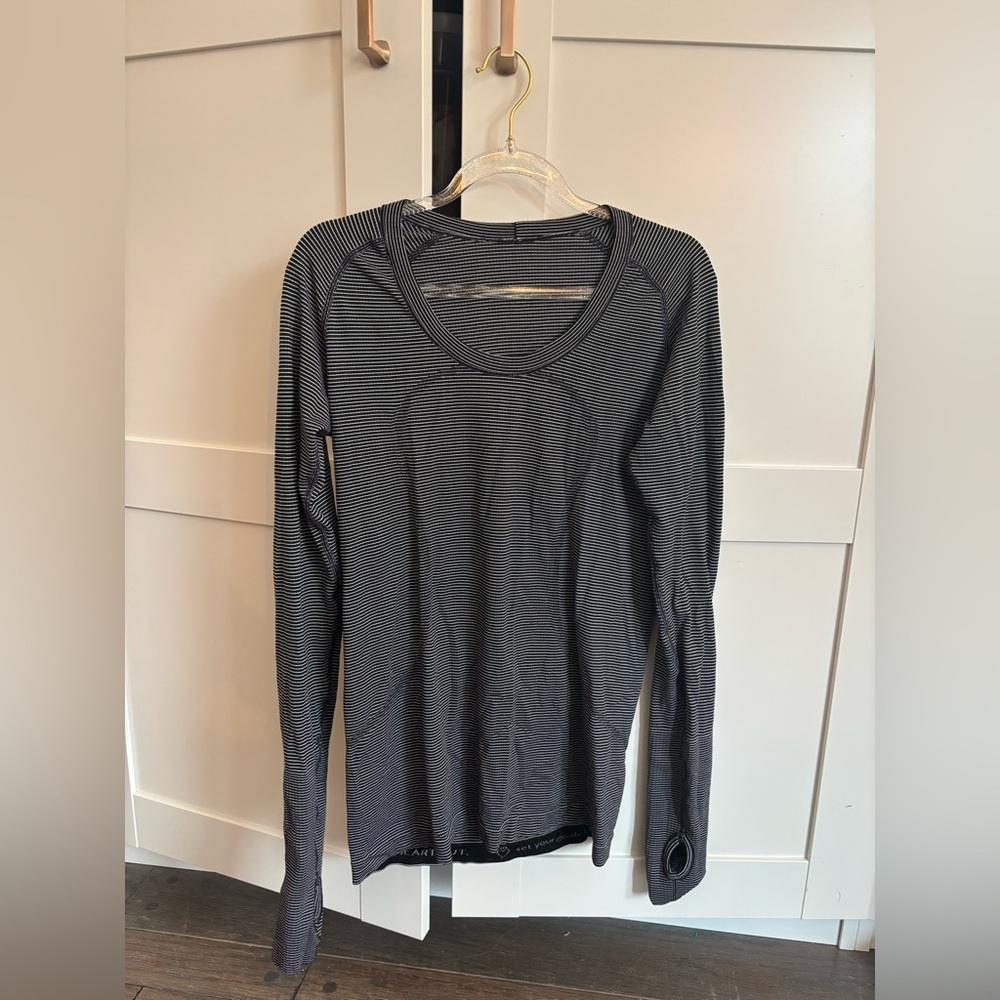 Lululemon swiftly long sleeve black and white stripes size 8 athletic gym run